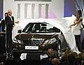 Daimler-Chef Dr. Dieter Zetsche und Mode-Markenbotschafterin Julia Stegner enthüllen zur 100-Jahr-Feier der Niederlassung Berlin die neue Mercedes-Benz E-Klasse. Foto: Auto-Reporter/Daimler